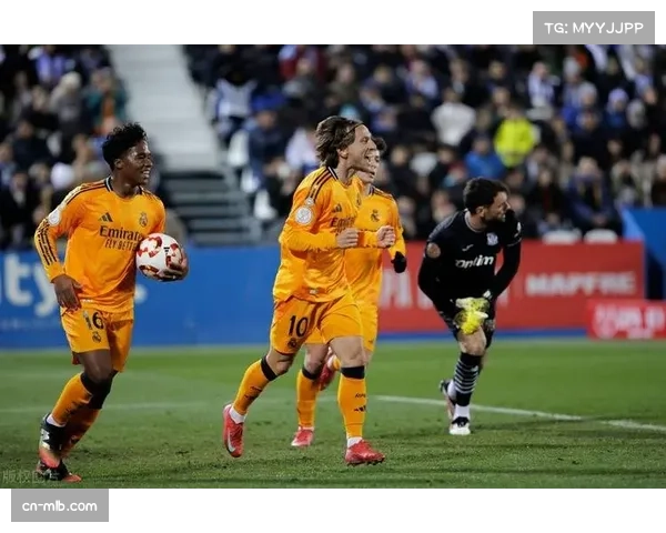 终场哨响，39岁的莫德里奇独自向皇马球迷看台鼓掌致意